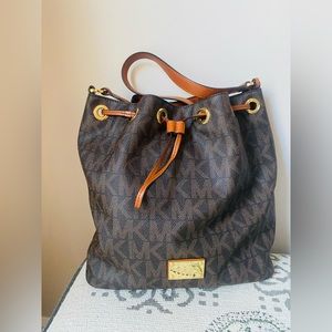 Michael Kors drawstring shoulder bag! In good condition, comes with gift bag.